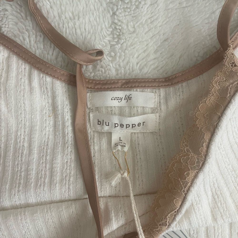 Blu Pepper Cream Cami with Lace Detail NWT - Picture 3 of 5